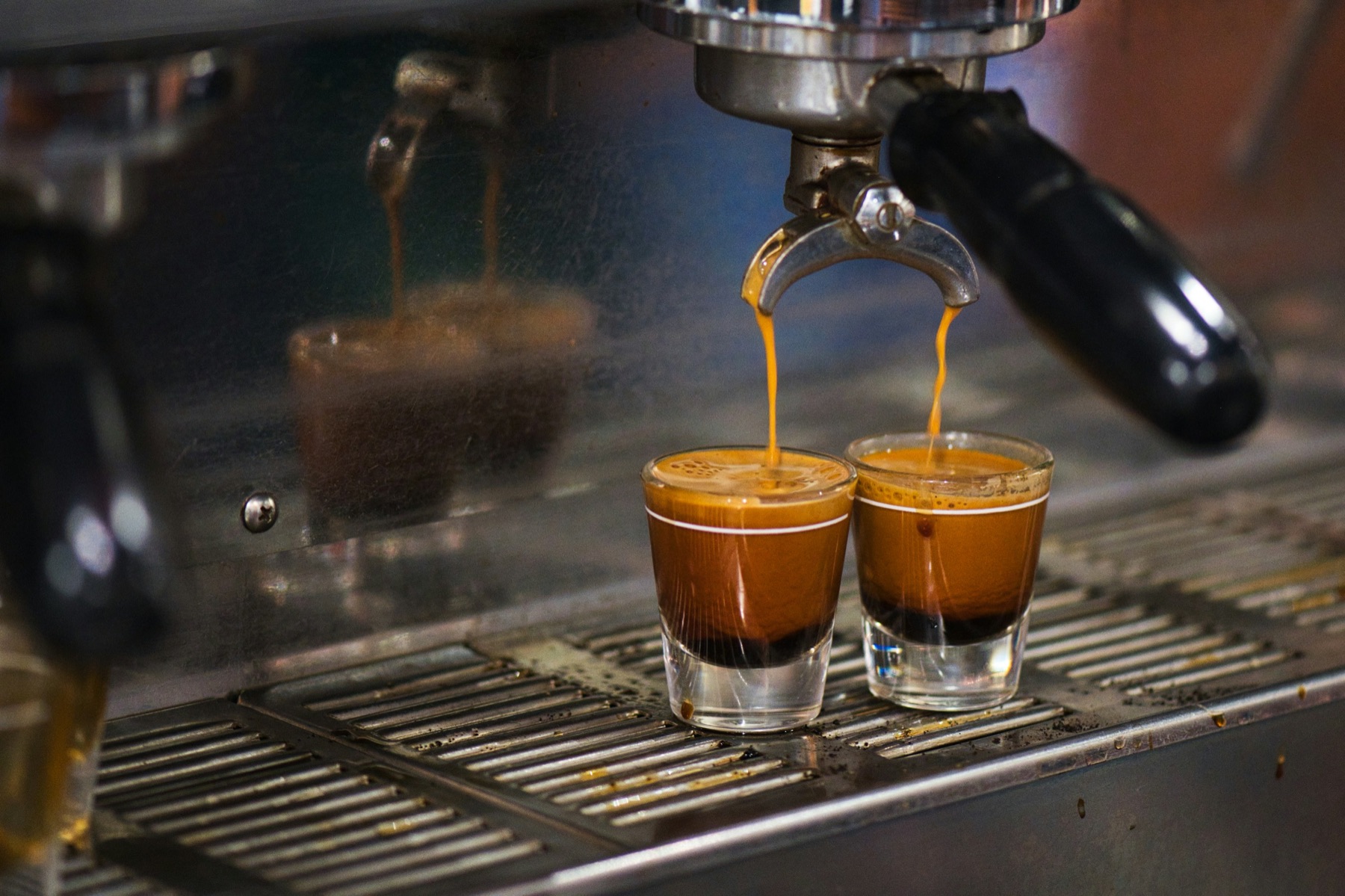 Espresso extracting into two glasses