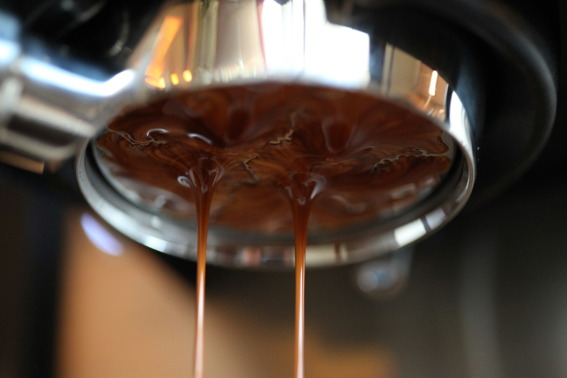 Espresso extracting from a bottomless portafilter
